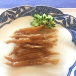 貝増商店 - 芯を除いた刻み胡瓜を添える