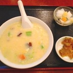 龍城飯店 - 五目お粥定食￥800　　小龍包２、搾菜、杏仁豆腐付き