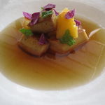エスキス - フォアグラと黄桃、燻製鴨を削ったコンソメスープと共に4