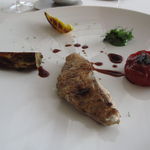 エスキス - 備長炭で焼いたノドグロ、コンフィしたトマトとソテーしたズッキーニ、炙り焼きした茄子、ハーブのサラダと共に2