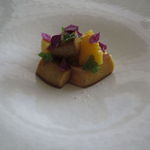 エスキス - フォアグラと黄桃、燻製鴨を削ったコンソメスープと共に1