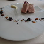 エスキス - イベリコ豚のソテーと赤タマネギのフリット、ロールキャベツ    セロリのピューレ、ブラックベリー、黒胡麻と共に3