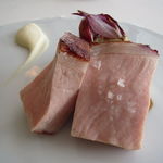 エスキス - イベリコ豚のソテーと赤タマネギのフリット、ロールキャベツ    セロリのピューレ、ブラックベリー、黒胡麻と共に1