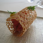 エスキス - 自家製のチュイル  一夜干ししたキスとフロマージュブラン、トマト1