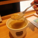 スープストックトーキョー - ポロ葱と白いんげん豆のミネストローネをスプーンで掬うとこんな感じです