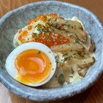 Tsudoii Zakaya Fukufuku - アツアツのジャガイモに特製タルタルソース、半熟卵、いぶりがっこ、イクラをのせた特製ポテサラ！