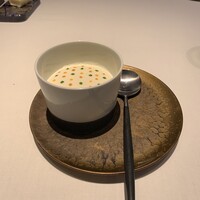 レストラン リューズ - フランス産ホワイトアスパラガスのババロアとズワイ蟹のアンサンブル