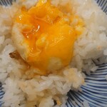 天ぷらめし 金子半之助 - 半熟玉子の天ぷらをON THE RICEして醤油と七味でお好みの味に！
