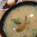 天ぷらめし 金子半之助 - アサリの味噌汁。つけない場合は-200円です