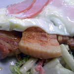 青柳食堂 - ハムエッグと豚の角煮アップ