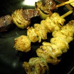 高田屋 - 焼き鳥３種（とりかわ、牛バラ塩焼き他）