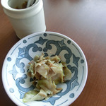 中国料理　洋明 - ザーサイはテーブルの上に置いてくれています