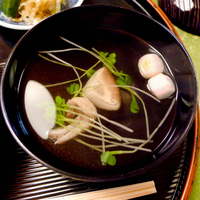 うなぎ秋本 - 肝吸い（別売￥200）。うなぎ肝・椎茸・貝割れ・麩が入り、柚子が香る
