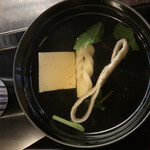 神田まつや - お吸い物は　豆腐　蒲鉾　油揚げ　三つ葉　あっさりしたお吸い物