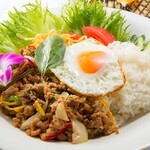 ダーツ＆スポーツバー ロスカボス - 本格！ガパオライス　～鶏肉のバジル炒めご飯～