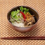 ダーツ＆スポーツバー ロスカボス - とろとろ牛すじのフォーヌードル