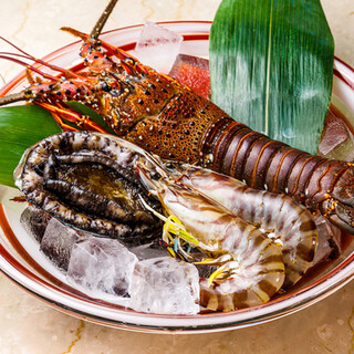 獲れたてをそのままに、いけすで管理する贅沢な海の幸