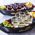 ダーツ＆スポーツバー ロスカボス - ドリンク写真:舟盛りテキーラ