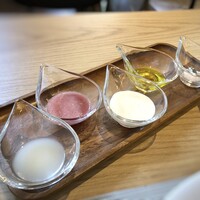 Restaurant al camon - ＊5種の自家製ドレッシング・・「オニオン」「ハイビスカス」「シーザー」「オリーブオイル」「岩塩」など。 工夫されていて、面白い。