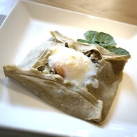 Restaurant al camon - メインは4種類から選べますので ◆そば粉のガレット　ブルターニュ風を 多分「ガレット」がブルターニュ名物ですので、この名称なのかと。サイズは小さめ。