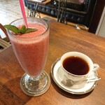 Cafe 5 - ベリースムージー550円とホットコーヒーのマンデリン400円