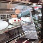 シルバード洋菓子店 - 店内のショーケース①