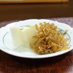 桶家乃隠居 - 大根の浅漬けと自家製ちりめん山椒