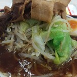 Daitouya - 二郎ラーメンの、肉の下の野菜☆ 