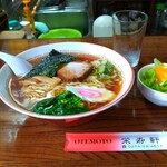 栄寿軒 - はいはい。運ばれて来ました。「ラーメン」(¥400-税込)の登場です。しかもサラダ付き！カウンター席からカウンターの内部が見えますが清潔です。ボトルキープの酒瓶も見えます。こんなスナックで呑みたいな。