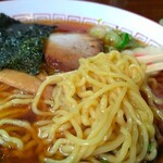 栄寿軒 - 麺はこんな感じです。良いよね良いよね。「ほんの僅か低加水中細縮れ玉子麺」と命名しますが、かん水は意外に少ないのですが噛み応えが好き。この丼、年季入ってるなぁ、縁取りの「雷文(らいもん)」が霞んでます。