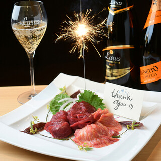 For an unforgettable anniversary♪ We have prepared a ``celebratory horse sashimi plate''!