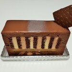 ラヴニュー - スルーッととろける舌触りのチョコムースに、ヘーゼルナッツと生キャラメルのヌガーや甘酸っぱいアプリコットのコンポートが複雑で華やかなグラデーション