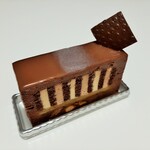 ラヴニュー - 3種のチョコレートとアプリコットのソテー、ヘーゼルナッツの生地とヌガーの食感も一緒に、Mode（モード）680円