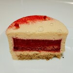 ラヴニュー - まろやかなマスカルポーネのムースに、フルーティな苺のゼリーと苺シロップをしみ込ませたジューシーな生地、ピスタチオのビスキュイが一体感抜群