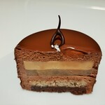 ラヴニュー - なめらかなミルクチョコムースにエキゾチックな甘味のトンカ豆のブリュレ、シャリッとみずみずしい洋梨のコンポート、ザクザクのクランブルなど6層もの豪華な層が絶妙