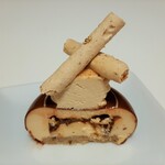 ラヴニュー - コク深くきめ細かなブロンドチョコムース、こっくり濃厚なトップのクリームやヘーゼルナッツのメレンゲ、底のしっとりビスキュイまでパーツ1つ1つが香り豊か