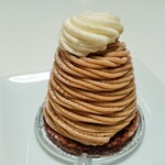 ラヴニュー - 仏産マロンシャテーヌのクリームとさっくりしたメレンゲ、ラム酒の薫り、気品溢れる佇まいのMont Blanc（モンブラン）650円