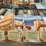 ラヴニュー - りんごや無花果、洋梨とピスタチオなど焼タルトもズラリ、ミルフィーユも上品で美味しそう！