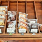 ラヴニュー - フィナンシェや各種ケークなど、上品で本格的な焼き菓子も種類豊富（その1）