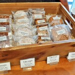 ラヴニュー - ナッツぎっしりのフロランタンや香ばしそうなクロッカン、ケークなど焼菓子も全部美味しそう！