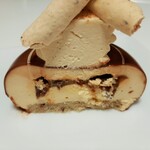 ラヴニュー - なめらかなグラッサージュに包まれたブロンドチョコのムース、中にはほろ苦い塩バターキャラメルとワインが香る無花果のセミコンフィ