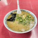 東和ラーメン - ラーメン450円　不思議な油の層が表面に