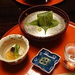 Hiiragiya Ryokan - 食前酒・桜鯛桜葉〆　白あすぱら　山葵酢　牡丹海老　キャビア　独活　たらの芽　出汁ジュレ