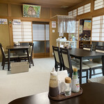 定食処 あいた - 感染症対策でゆったりと配置されたテーブル席