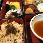 弁天茶屋 - ご飯、天ぷらなど、沢山の品々です。