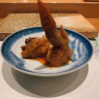 南青山 七鳥目 - 手羽先餃子。パンパンに詰め込まれた餃子のタネとタレの甘辛さが絶妙。