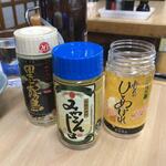 さか本そば店 - カップ焼酎たち（黒霧島200円で、他は100円）