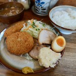 味の山王 - 料理写真:コロッケ定食（700円）