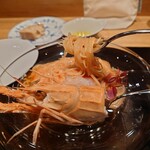 やまぐち - フルーツトマトのカッペリーニ、駿河湾の赤座海老、好みでカラスミをかけて