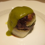 フォリオリーナ・デッラ・ポルタ・フォルトゥーナ - ポロ葱、生ハム、ジロール茸のタリオリーニのラディッキオ・ロッソ包み　ルーコラとサフランのソース　(2012/09)